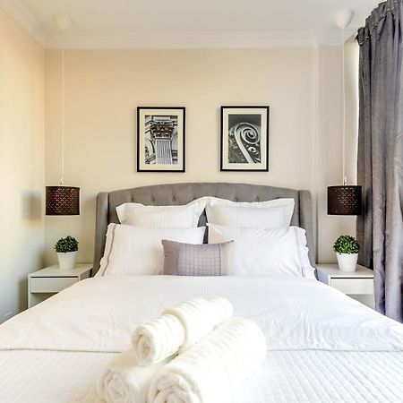 Modern Pet-Friendly Chinatown Apartment Toronto Exterior photo