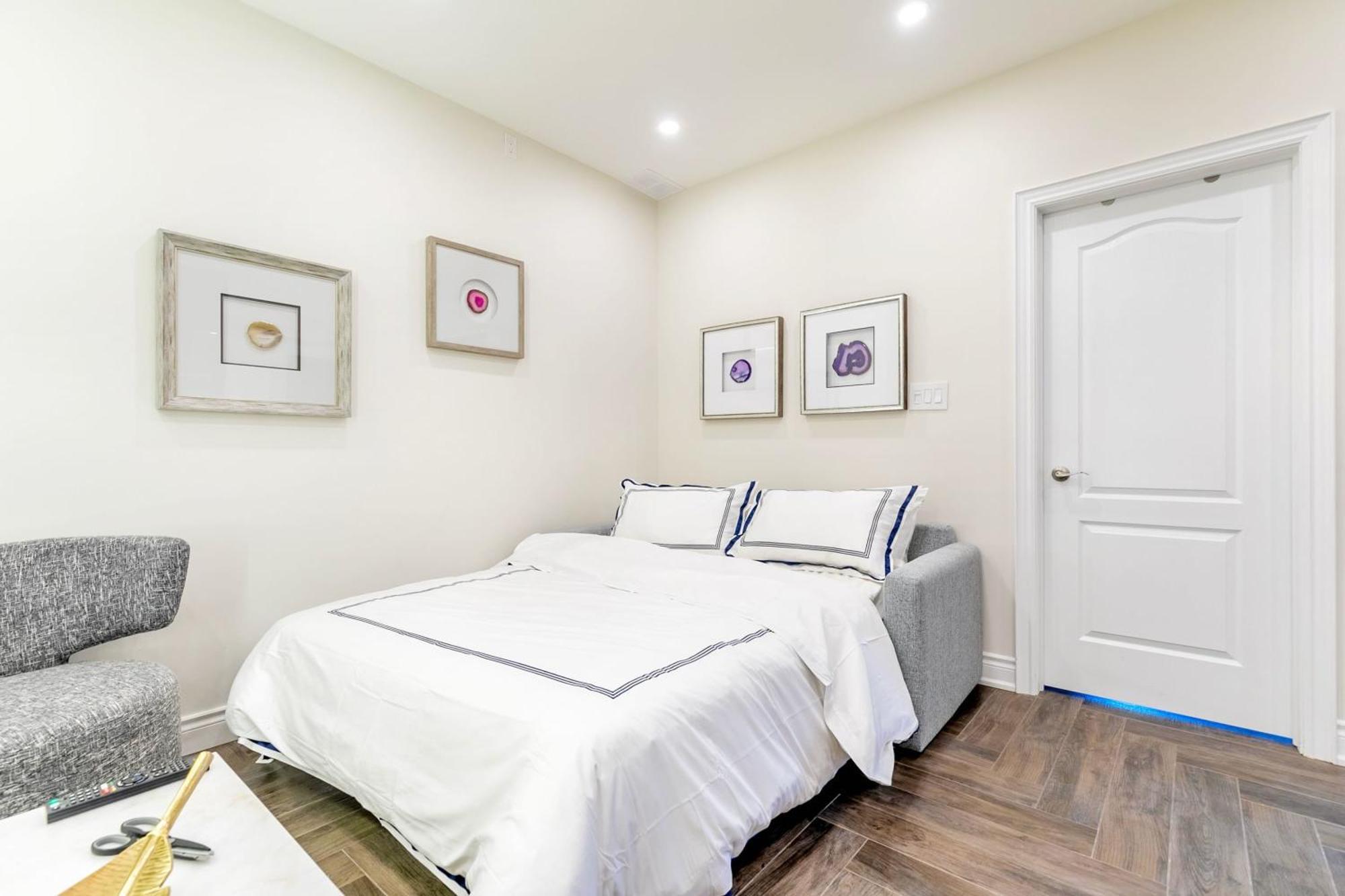 Modern Pet-Friendly Chinatown Apartment Toronto Exterior photo